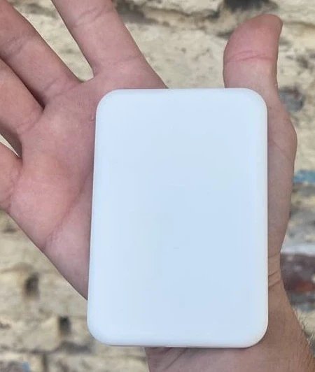 Power Bank HOCO 10 000 mAh у руці покупця