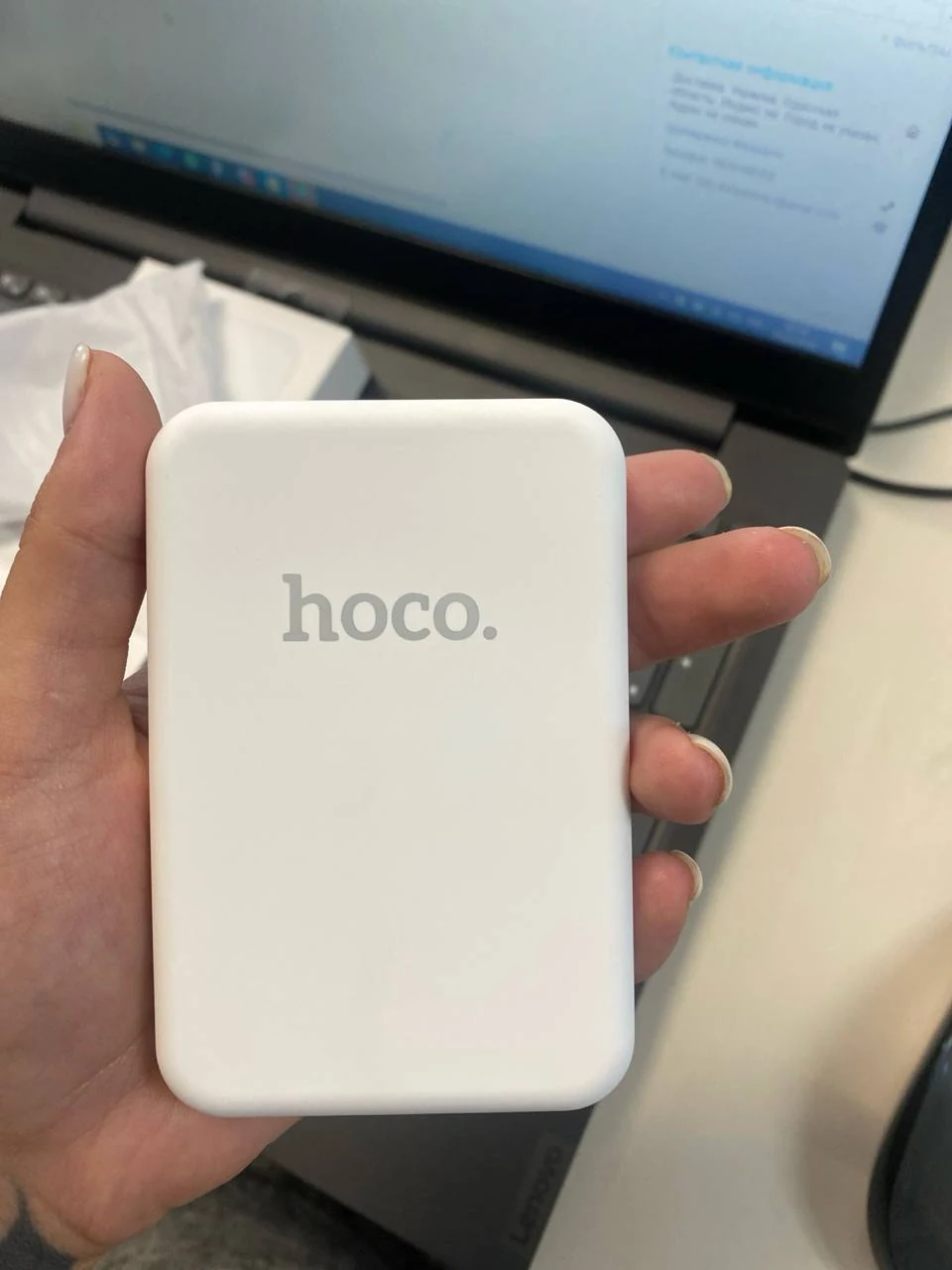 Білий магнітний Power Bank HOCO 10 000 mAh крупним планом